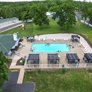 Πισίνα στο ή κοντά στο Amazing Lake Views Within State Park - Gated Pool