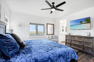 ein Schlafzimmer mit einem Bett und einem Deckenventilator in der Unterkunft Amazing Sunset Lake Views, Huge Deck & Hot Tub! in Sunrise Beach
