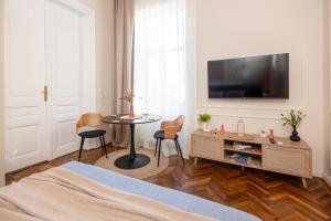 Μια τηλεόραση ή/και κέντρο ψυχαγωγίας στο Central Retreat Arad - Cozy&Charming Apartment