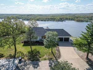 Luftaufnahme eines Hauses mit See in der Unterkunft Amazing Sunset Lake Views, Huge Deck & Hot Tub! in Sunrise Beach