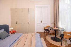 Ένα ή περισσότερα κρεβάτια σε δωμάτιο στο Central Retreat Arad - Cozy&Charming Apartment