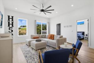 Χώρος καθιστικού στο Expansive Deck, Private Dock, Boat Slip and Stunning Views