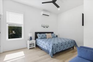 Postel nebo postele na pokoji v ubytování Expansive Deck, Private Dock, Boat Slip and Stunning Views