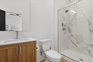 Koupelna v ubytování Expansive Deck, Private Dock, Boat Slip and Stunning Views + 44 fotografií