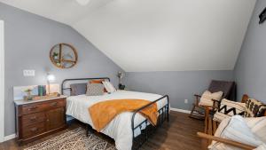 Postel nebo postele na pokoji v ubytování Boat Slip, 3 Pools, Golf, Ozarks Ampitheater, & Amazing Lake Views at the 13mm Big Niangua + 30 fotografií