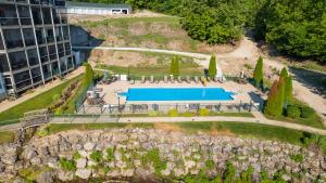 Bazén v ubytování Boat Slip, 3 Pools, Golf, Ozarks Ampitheater, & Amazing Lake Views at the 13mm Big Niangua nebo v jeho okolí