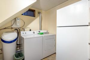 eine Waschküche mit einer Waschmaschine und einem Kühlschrank in der Unterkunft Amazing Dock Fishing with Swim Area & Gentle Lot in Buck Creek + 57 Fotos