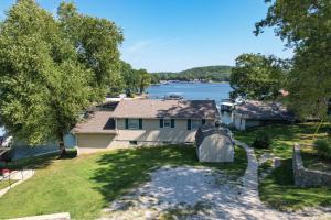 ein Haus mit Blick aufs Wasser in der Unterkunft Amazing Dock Fishing with Swim Area & Gentle Lot in Buck Creek