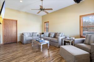ein Wohnzimmer mit Sofas und einem Deckenventilator in der Unterkunft Amazing Dock Fishing with Swim Area & Gentle Lot in Buck Creek