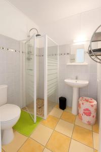 Phòng tắm tại T2 confort avec terrasse et jardin