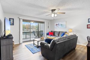 ein Wohnzimmer mit einer Couch und einem Deckenventilator in der Unterkunft Central Location, Unlimited Indoor & Outdoor Fun in Damsel