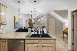 Kuchyň nebo kuchyňský kout v ubytování Family-Friendly, Dock Enjoyment, Kayaks, Lake View