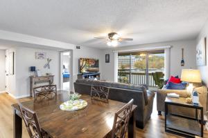 ein Wohnzimmer mit Tisch und Couch in der Unterkunft Central Location, Unlimited Indoor & Outdoor Fun in Damsel