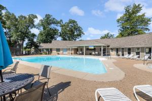 ein Swimmingpool mit Stühlen und einem Gebäude in der Unterkunft Central Location, Unlimited Indoor & Outdoor Fun in Damsel