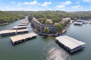 eine Luftansicht eines Yachthafens auf einem Fluss in der Unterkunft Central Location, Unlimited Indoor & Outdoor Fun in Damsel