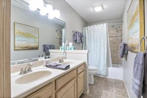 Koupelna v ubytování Family-Friendly, Dock Enjoyment, Kayaks, Lake View + 51 fotografií