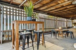 ein Zimmer mit Hockern, Tischen und einer Topfpflanze in der Unterkunft Wandal Haven On McKelligett 1 King 2 Doubles -Wifi 