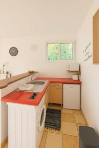 Nhà bếp/bếp nhỏ tại T2 confort avec terrasse et jardin