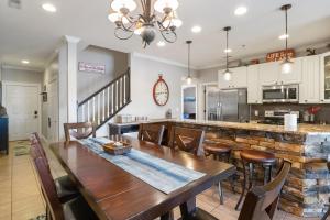 Kuchyň nebo kuchyňský kout v ubytování Beautiful Cove Views & Plenty Relaxing Spaces