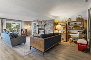 ein Wohnzimmer mit zwei Sofas und einem Kamin in der Unterkunft Firepit, Kayaks, Paddle Board, Lake Views, Great Location in Purvis