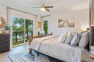 ein Schlafzimmer mit einem Bett und einem Deckenventilator in der Unterkunft Firepit, Kayaks, Paddle Board, Lake Views, Great Location in Purvis
