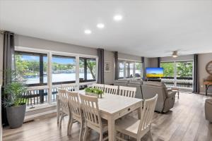 ein Wohnzimmer mit Tisch und Couch in der Unterkunft Game Room, Dock Life, Fire Pit & Hot Tub! in Four Seasons