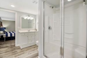ein Badezimmer mit Dusche, Toilette und Waschbecken in der Unterkunft Game Room, Dock Life, Fire Pit & Hot Tub! in Four Seasons + 84 Fotos