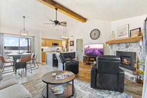 TV a/nebo společenská místnost v ubytování Fairway and Lake Views with Hot Tub, Fire Pit and Spacious Rooms