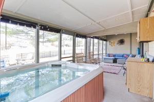 Bazén v ubytování Fairway and Lake Views with Hot Tub, Fire Pit and Spacious Rooms nebo v jeho okolí