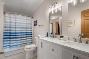 ein Badezimmer mit Waschbecken, Toilette und Spiegel in der Unterkunft Gentle Sloped Lot, Private Dock, Boat Slip, Kayaks, Fire Table, Lakeview Deck, Family Friendly in Purvis + 56 Fotos