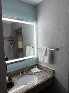 A bathroom at Quality Lodge