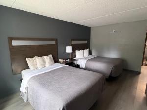 A bed or beds in a room at Quality Lodge