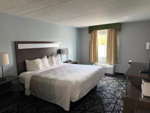 A bed or beds in a room at Quality Lodge