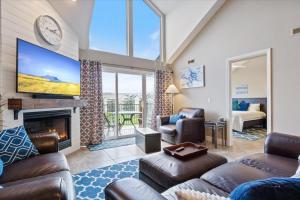 TV a/nebo společenská místnost v ubytování Family-Friendly, Fishing, & Fun w/ 2 Pools, Views, Boat Slip & Launch