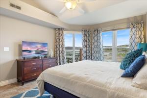 Postel nebo postele na pokoji v ubytování Family-Friendly, Fishing, & Fun w/ 2 Pools, Views, Boat Slip & Launch