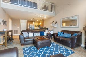 Posezení v ubytování Family-Friendly, Fishing, & Fun w/ 2 Pools, Views, Boat Slip & Launch