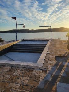 Gallery image of Expansive Lakefront Estate with Private Pool & Movie Theater at 43mm in Purvis