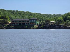 Gallery image of Expansive Lakefront Estate with Private Pool & Movie Theater at 43mm in Purvis