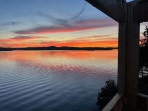 Gallery image of Expansive Lakefront Estate with Private Pool & Movie Theater at 43mm in Purvis