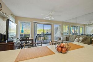 Posezení v ubytování Boat Slip & Ramp- Trailer Parking- Lakefront Pool