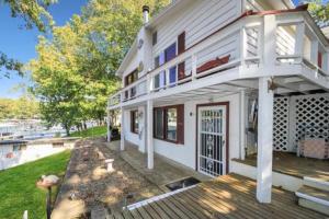 Fotografie z fotogalerie ubytování Amazing Lake Experiences! Private Hot Tub, Aamazing Dock, Firepit & Two Layers of Decks v destinaci Buck Creek