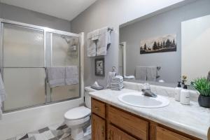 Koupelna v ubytování Boat Slip, Fishing, Lake Views, Main Channel + 54 fotografií