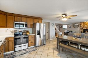 Kuchyň nebo kuchyňský kout v ubytování Boat Slip, Fishing, Lake Views, Main Channel