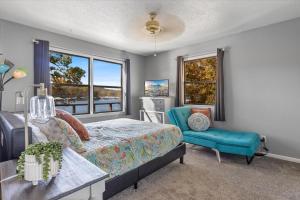 Posezení v ubytování Amazing Lake Experiences! Private Hot Tub, Aamazing Dock, Firepit & Two Layers of Decks + 105 fotografií