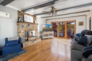 Posezení v ubytování Amazing Lake Experiences! Private Hot Tub, Aamazing Dock, Firepit & Two Layers of Decks