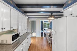 Kuchyň nebo kuchyňský kout v ubytování Amazing Lake Experiences! Private Hot Tub, Aamazing Dock, Firepit & Two Layers of Decks