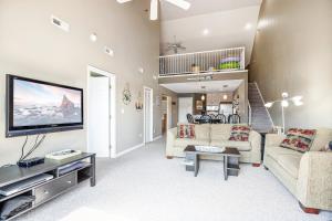 Gallery image of Amazing Lake Views with Pool, Loft, & Balcony in Kaiser