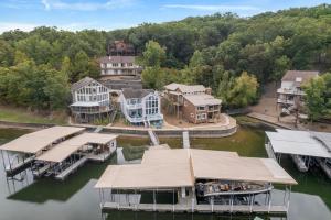 una vista aérea de una casa sobre el agua en Amazing Wall of Windows, Swim Dock & Pet Friendly, en Arrowhead Beach
