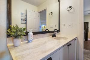 Η κουζίνα ή μικρή κουζίνα στο Cozy Pet-Friendly Condo w/ Pool +29 φωτογραφίες