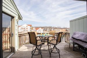 een terras met een tafel en stoelen op een balkon bij Amazing Lakefront Pool On Coveted Horseshoe Bend! in Four Seasons